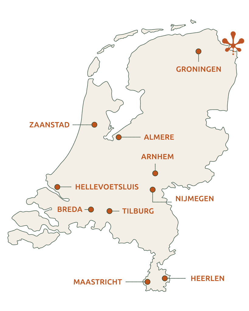 Kaart van Nederland met de elf gemeenten die deelnemen aan het Experiment Gesloten Coffeeshopketen — Groningen, Zaanstad, Almere, Arnhem, Hellevoetsluis, Nijmegen, Breda, Tilburg, Maastricht, Heerlen, Voorne aan Zee. Holigram is gevestigd in het noorden, nabij Groningen.