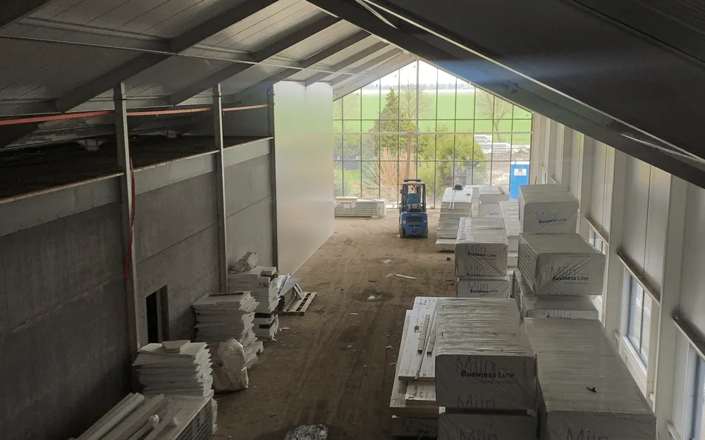 Interieur van de Holigram-teeltfaciliteit in aanbouw — dakconstructie en bouwmaterialen.